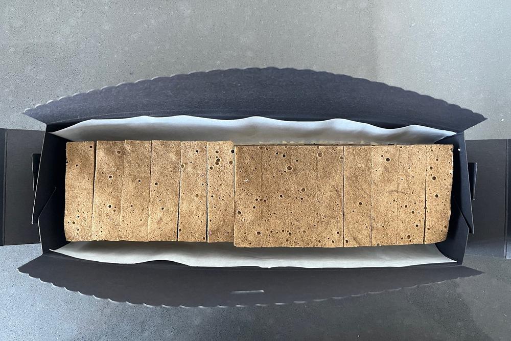 mokake: open box with the sliced cake